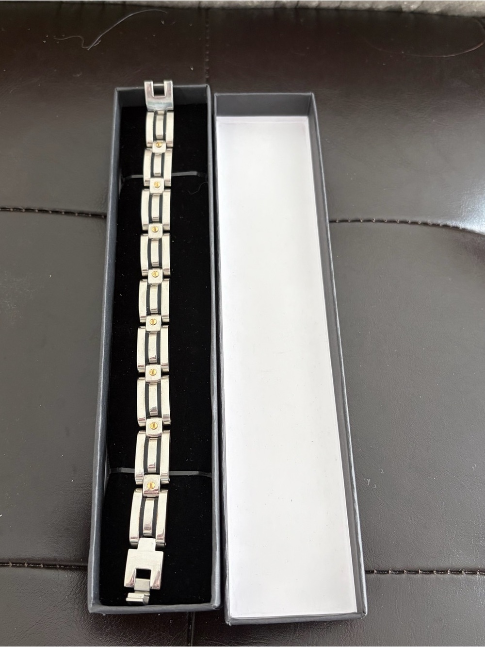 Stainless Steel Men’s bracelet
gold accents- chain link - great Sturdy
Design